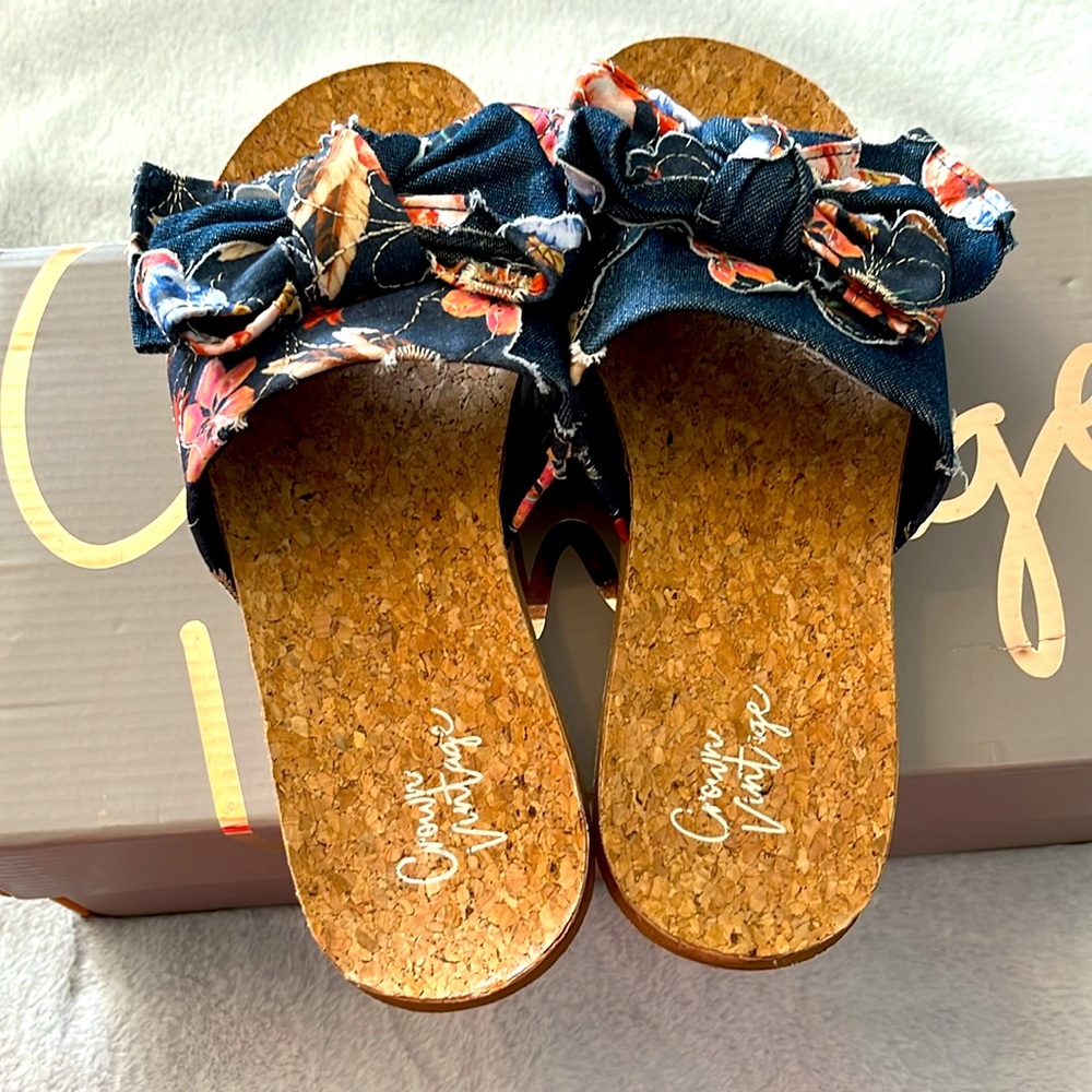 Like new women’s 6 Crown Vintage shabby chic Sandals boutique bow floral - Picture 3 of 6
